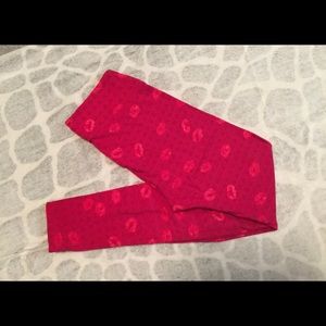 LuLaRoe OS red kiss lips leggings